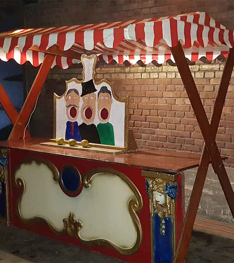 Der Spassmacher Nostalgisches Mundwerfen im Marktstand de Luxe