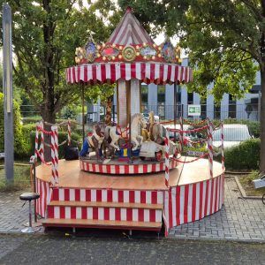 Der Spassmacher Nostalgisches Safarikarussell