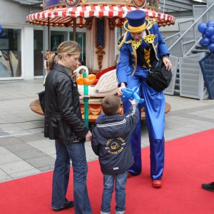 Der Spassmacher Stelzenläufer Clown / Zauberer