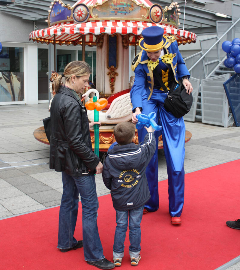 Der Spassmacher Stelzenläufer Clown / Zauberer